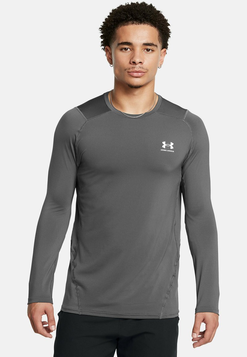 Langärmeliges Sportshirt in Dunkelgrau, mit rundem Hals, figurbetontem Design und weißem Under Armour-Logo auf der Brust. Glatte Textur.