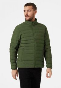 Zelená péřová bunda se zipem, s horizontálním prošíváním, vysokým límcem a dvěma bočními kapsami. Lehký a přiléhavý design.