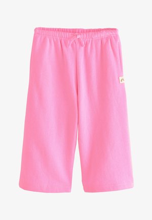 Lyserøde knælange shorts med elastik i taljen og snøre, med en lille beige mærkat med en regnbue-ikon på højre side.