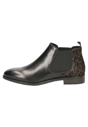 Sort Chelsea-støvle i læder med elastisk sidepanel, hælkappe i leopardprint-stof, lav hæl og trække-flig bagpå.