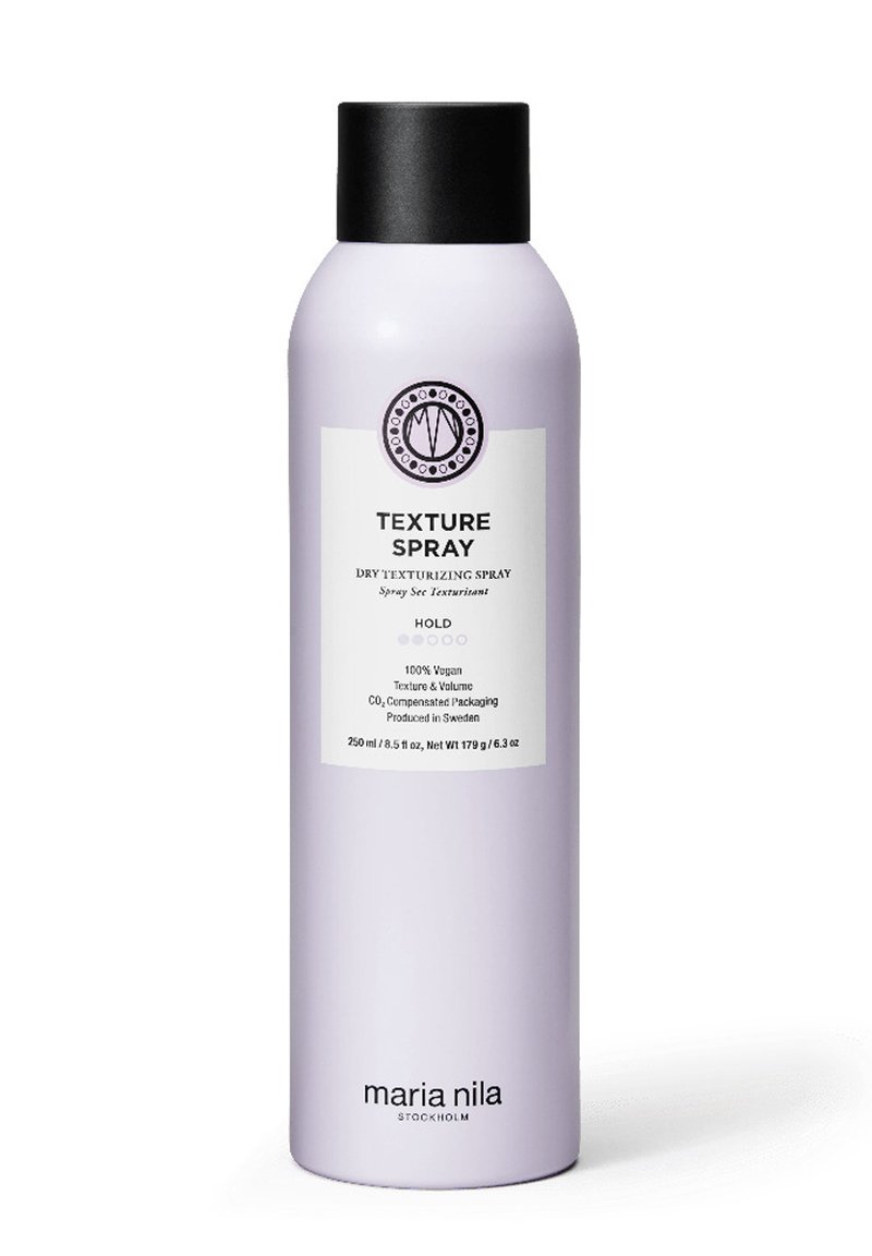 Paarse cilindrische sprayfles met een zwarte dop, voorzien van een wit etiket waarop de productnaam, veganistische ingrediënten en gebruiksaanwijzingen staan.