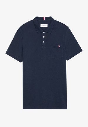 Polo-shirt marine en coton avec un col, une patte de boutonnage à trois boutons et une poche poitrine gauche avec une bande d'accent rouge, blanche et bleue.