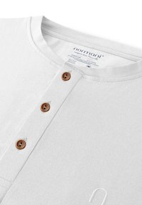 Wei�ßes Langarmshirt mit Rundhalsausschnitt, Holzknöpfen und dezenten Stickdetails. Glatte Textur und lässiges Design.