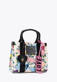 Piccola borsa a mano floreale con rose pastello, manici neri, ciondolo a forma di cuore e etichetta rosa con la scritta "LOVE" attaccata.