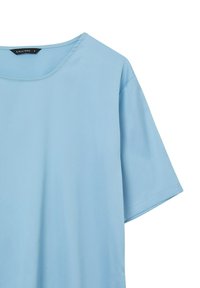 T-shirt azzurro chiaro a maniche corte realizzato in tessuto morbido con scollatura rotonda, caratterizzato da cuciture minime e un'etichetta sulla parte posteriore interna.
