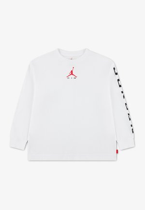 Chemise blanche à manches longues avec logo Jumpman Air rouge sur la poitrine et texte noir "JORDAN" sur la manche droite. Aucun fond visible.