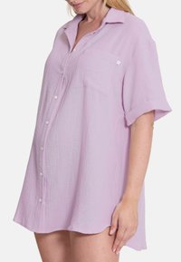 Licht paarse oversized korte mouw shirt van textuur katoen, met een knoopsluiting aan de voorkant en een borstzak.