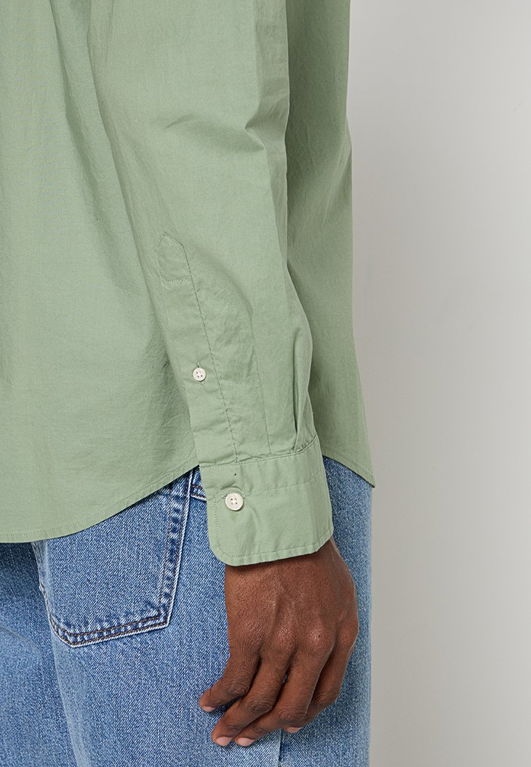 REGULAR FIT