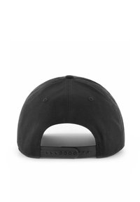 Gorra de béisbol negra con forma redondeada, textura de tela y una correa de plástico ajustable en la parte trasera para adaptar el tamaño. Sin logotipos ni patrones visibles.