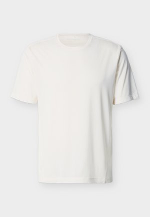 Schlichtes weißes T-Shirt mit kurzen Ärmeln und Rundhalsausschnitt, in Standard-Passform, vor einem hellgrauen Hintergrund präsentiert.