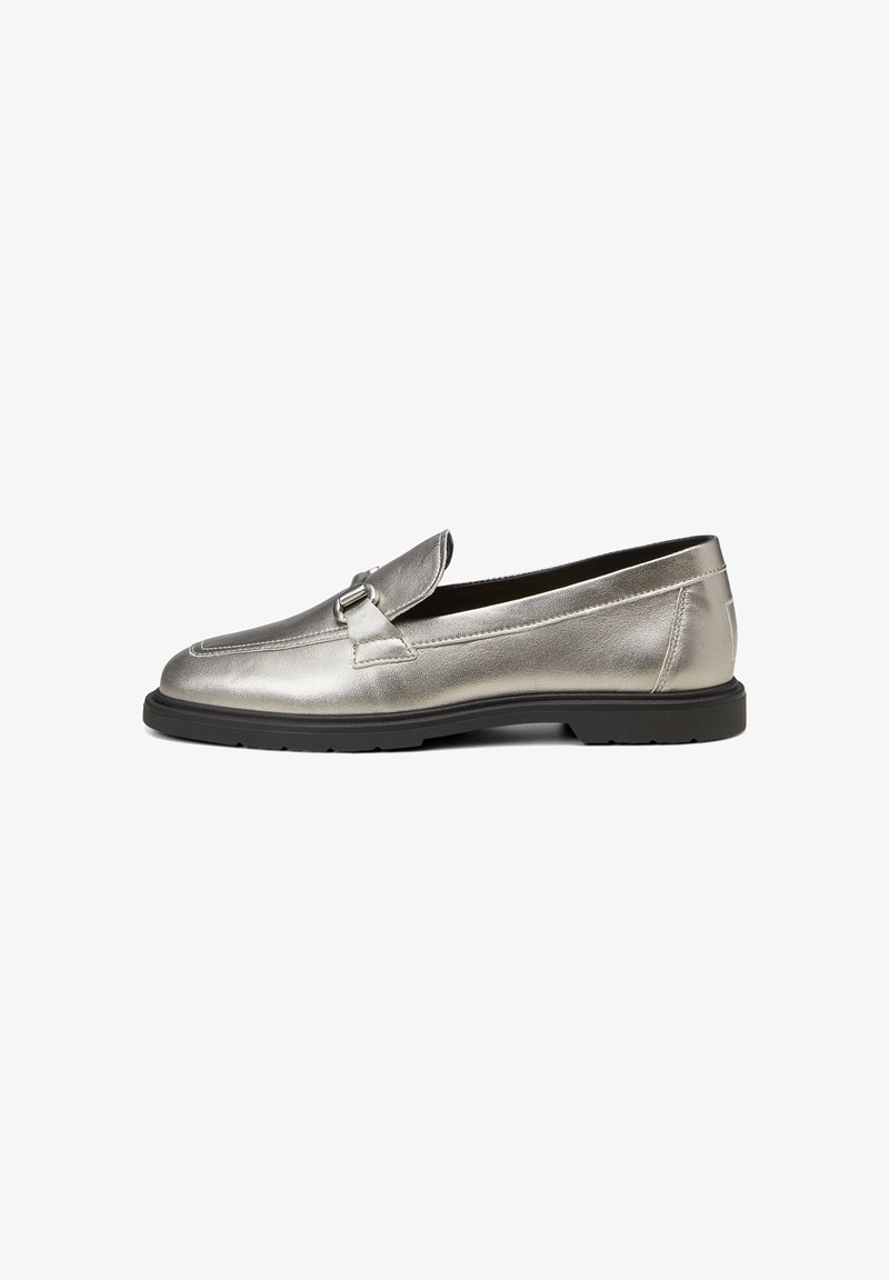 Mocassin en cuir argenté métallique avec semelle en caoutchouc noire et détail de boucle argentée sur fond blanc.