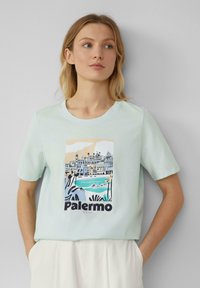 Lichtblauwe t-shirt met een cartoonstijl grafiek van Palermo, Sicilië, met vetgedrukte zwarte tekst. Korte mouwen, zachte katoenen stof.
