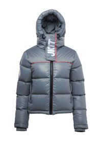 Veste matelassée grise avec capuche, fermeture éclair avant, poches latérales et bande verticale avec logo sur le col avec un liseré rouge sur la poitrine.