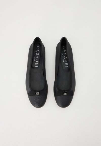 Schwarze Leder-Ballerinas mit strukturierter Oberfläche, ausgestattet mit einem kleinen schwarzen Band und silbernen Hardware-Details an der Vorderseite.