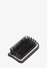 Szczotka do włosów o prostokątnym kształcie, z czarnymi plastikowymi włoskami na podstawie pomalowanej na złoto, otoczona zakrzywionym granatowym uchwytem.