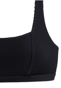 Zwarte geribbelde bikini top met brede banden, gestructureerd ontwerp, textuurstof en naadloze randen voor comfort en ondersteuning.
