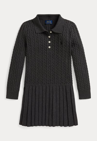 Melnas adītas kleitas ar izstrādātu ķermeņa tekstūru, apkakles kakla izgriezumu, trīs pogu apdari un plisētu svārku daļu.