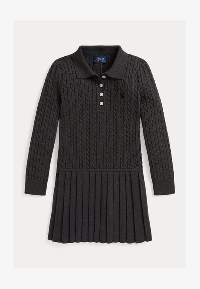 Melnas adītas kleitas ar izstrādātu ķermeņa tekstūru, apkakles kakla izgriezumu, trīs pogu apdari un plisētu svārku daļu.