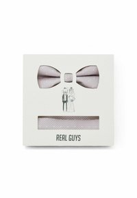 Noeud papillon en tissu texturé rose clair, avec un nœud central, emballé dans une boîte blanche avec des illustrations et le texte "REAL GUYS".