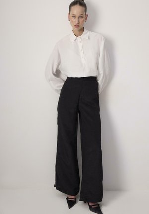 - Spodnie materiałowe