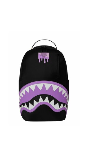 Zaino nero con design di denti di squalo viola e bianchi sulla tasca frontale e un'etichetta viola vicino alla cerniera.