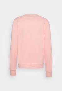 Różowa bluza z długimi rękawami, okrągłym dekoltem oraz ściągaczami na mankietach i dole. Gładka tekstura, bez widocznych wzorów i logo.