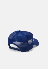 Blå caps med meshbakside og buet skjerm. Justerbar snap-lukking. Jevn tekstur foran og pustende design.