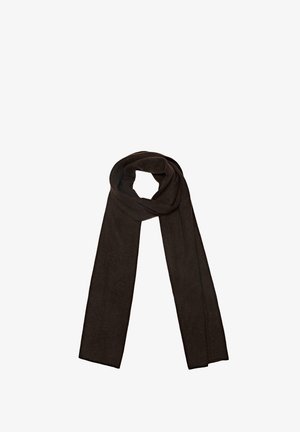 Hnědý pletený šátek s jemnou texturou, obdélníkový tvar a hladký povrch. Žádné vzory ani kovové detaily nejsou přítomny.