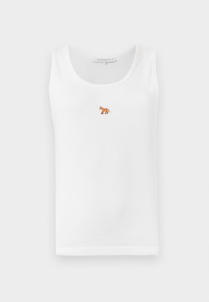 Biała koszulka na ramiączkach o prążkowanej strukturze, z haftowanym wzorem lisa w odcieniach pomarańczowego i brązowego na lewej piersi.