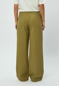 Pantalons à jambes larges en vert olive, en tissu lisse. Présente des détails plissés à l'arrière, avec une coupe ajustée et une taille élastique.