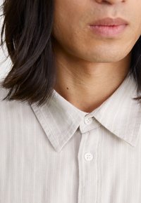 Weekday OVERSIZED BLEND - Košeľa - striped ecru