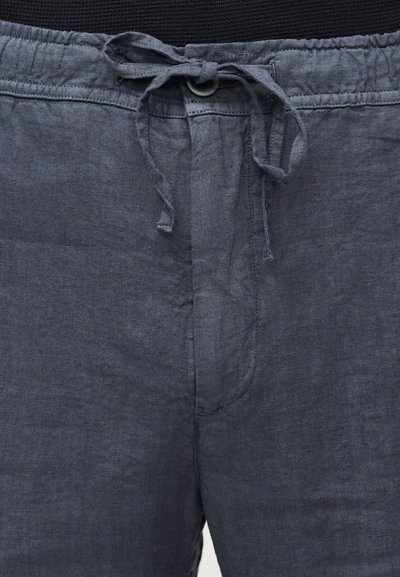 Σκούρο γκρι παντελόνι λινό με ελαστική μέση με κορδόνι και μία κουμπί κλείσιμο σε μαύρη ελαστική ζώνη μέσης.