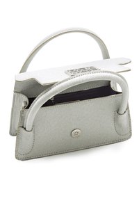 Borsa a mano argentata con finitura testurizzata, dotata di due manici, chiusura magnetica e una placca decorativa con logo sulla parte anteriore.