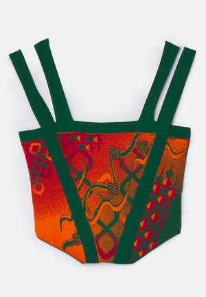 Barvna pletena majica z vzorci v oranžni, rdeči in zeleni barvi. Oblikovanje vključuje široke naramnice ter izrazite geometrijske in abstraktne motive.