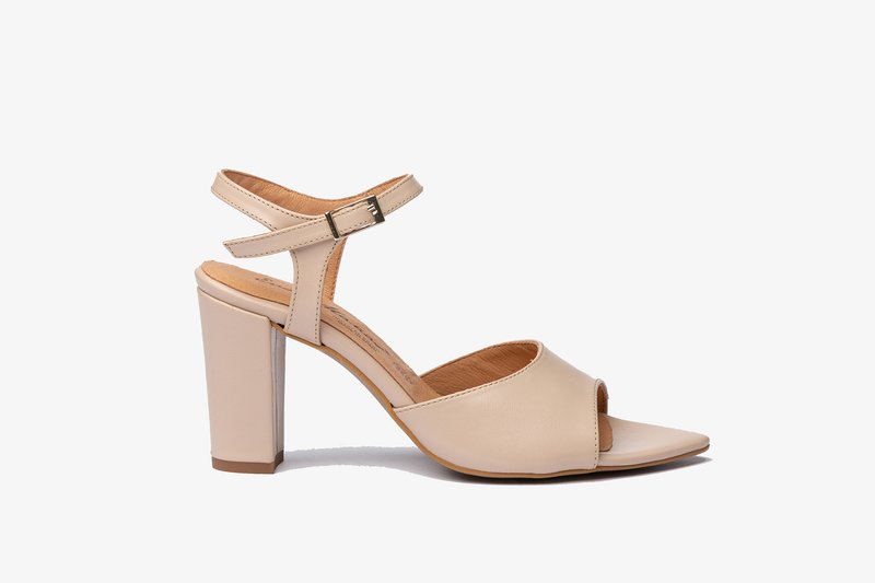 Sandal de tacón alto beige con punta abierta, correa en el tobillo y tacón cuadrado. Material de cuero liso con plantilla de madera natural.