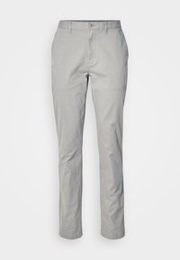 Pantalon gris clair à jambes droites avec passants pour ceinture, bouton frontal, fermeture éclair et poches latérales.