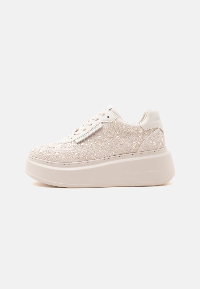 Λευκό sneaker πλατφόρμα με υφασμένο επάνω μέρος διακοσμημένο με μικρές ανυψωμένες χάντρες και κλείσιμο με κορδόνια σε απλό φόντο.