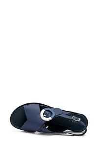 Sandalo blu navy con cinturini incrociati e un accento circolare argentato. Realizzato in pelle liscia con soletta imbottita e chiusura con fibbia regolabile.