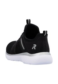 Schwarzer Sportschuh mit Mesh-Obermaterial, weißer Sohle und silbernen Akzenten. Verfügt über eine strukturierte schwarze Ferse, einen Zuglasche und seitliche Streifen.