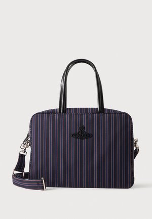 Sac à main rayé bleu marine avec des anses supérieures noires, une bandoulière amovible, des accessoires métalliques argentés et un emblème noir, sur un fond uni.
