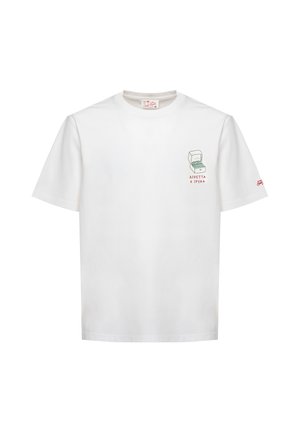 T-shirt bianca a maniche corte con una piccola grafica di una scatola di gioielli aperta e testo rosso "ASPETTA e SPERA" sul petto.