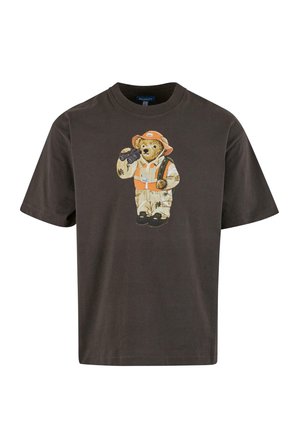 Tmavohnědý bavlněný tričko s grafikou medvěda v oranžovém oblečení s dalekohledem, doplněné květinovým vzorem na kalhotách.