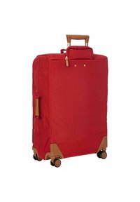 Valigia rossa in tessuto con dettagli beige, manico telescopico, due ruote laterali e una tasca frontale con zip. Presenta angoli rinforzati.