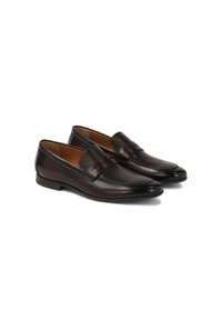Mocasini din piele maro închis, cu un design elegant, prezentând un accent cusut pe os și o talpă din cauciuc negru de profil redus.