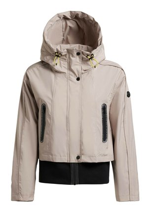Jachetă bej cu glugă, șnururi galbene, buzunare cu fermoar negru, nasturi cu capse și talie neagră cu tiv.