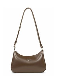 Borsa a spalla in pelle marrone con forma curvata, tracolla regolabile e logo in argento impresso sul frontale. Texture liscia e design minimalista.