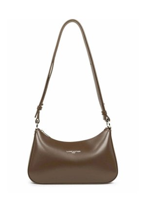 Sac à épaule en cuir marron avec une forme courbée, sangle ajustable et logo argenté embossé à l'avant. Texture lisse et design minimaliste.