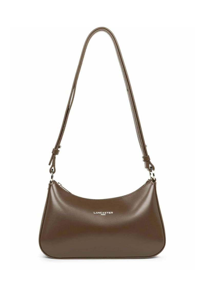 Borsa a spalla in pelle marrone con forma curvata, tracolla regolabile e logo in argento impresso sul frontale. Texture liscia e design minimalista.