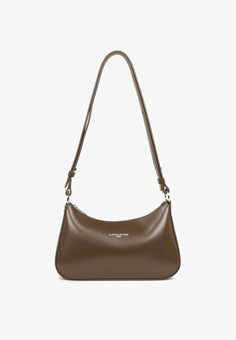 Borsa a spalla in pelle marrone con forma curvata, tracolla regolabile e logo in argento impresso sul frontale. Texture liscia e design minimalista.