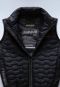 Černá prošívaná vesta s zipovým uzávěrem, vysokým límcem a vnitřním štítkem. Vyrobena ze 100% polyesteru s hladkou, lehkou texturou.